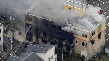 Os bombeiros trabalham no incêndio no edifício da Kyoto Animation.