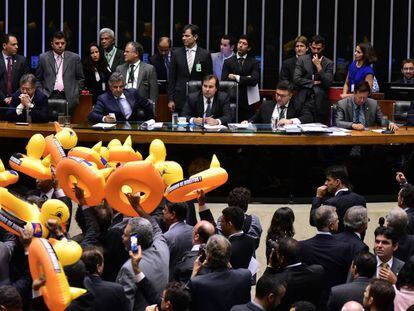 Oposição protesta em votação da lei de tercerização.