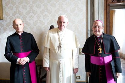 O Papa entre Fernando Ocáriz e Javier Echevarría, no Vaticano.
