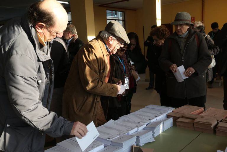 Votantes elegendo suas cédulas para o Congresso e o Senado, durante a passada cita eleitoral do 20-D.
