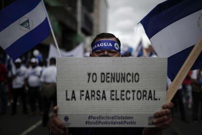 Protesto em San José (Costa Rica) contra a eleição na Nicarágua que manteve Daniel Ortega no poder após prisão de opositores.
