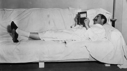 O comediante Groucho Marx lendo durante descanso da gravação do filme 'Diabo a Quatro'.