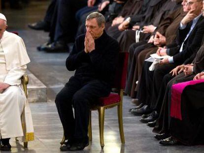 O papa Francisco junto ao sacerdote Ciotti, durante uma vigília pelas vítimas da máfia, nesta sexta-feira.