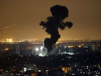 Colunas de fuma&ccedil;a depois de um ataque israelense s&aacute;bado em Gaza.