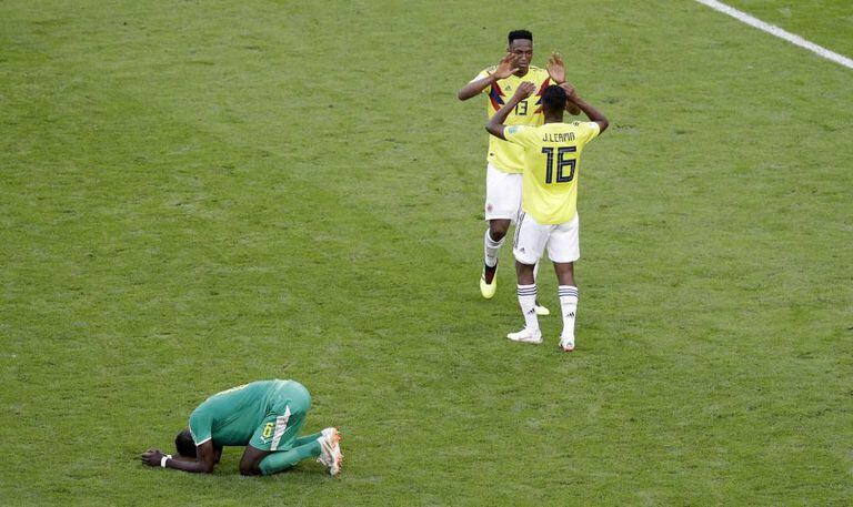 Yerry Mina e Jefferson Lerma celebram o passe da Colômbia enquanto Sane se lamenta.