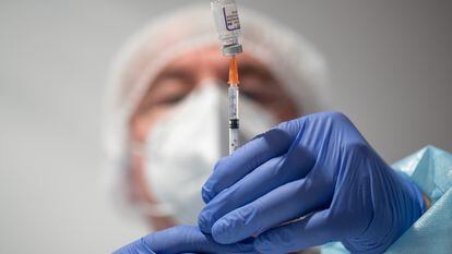 Profissional da saúde prepara uma dose da vacina da Pfizer contra a covid-19.