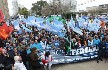 Sindicatos da província de Santa Fé partem rumo a Buenos Aires, na chamada Marcha Federal.