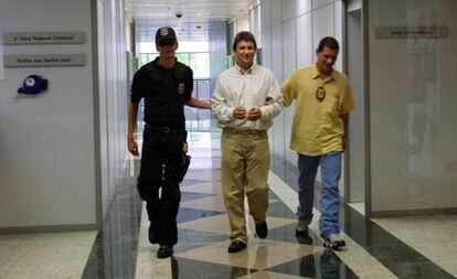 O doleiro Alberto Youssef, entre policiais federais em 2003.