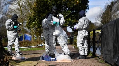 Polícia coleta amostras em Salisbury em março, após o envenenamento do ex-espião russo Serguei Skripal e sua filha.