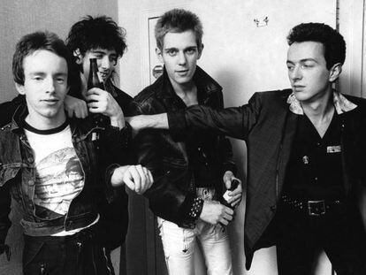 Da direita para a esquerda, Nicky Headon (bateria), Mick Jones (guitarra), Paul Simonon (baixo) e o líder da banda, Joe Strummer (guitarra e voz). O The Clash em Nova York em 1978.