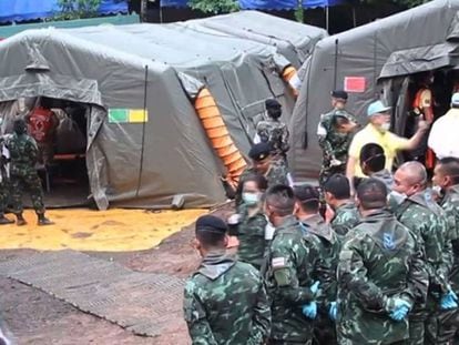 Militares tailandeses preparam o translado dos meninos resgatados da caverna de Tham Luang 