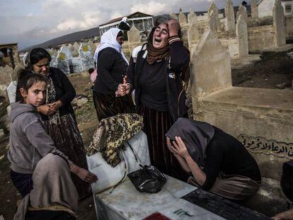Yazidis choram seus mortos em cerimônia no cemitério de Lalish