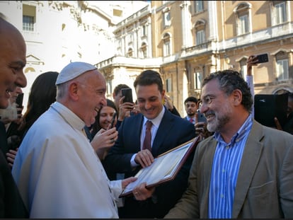 Virgilio Viana com o papa Francisco no Vaticano.