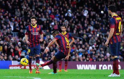 Alexis marca de falta o quarto gol do Barça, seu terceiro da tarde.