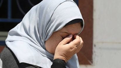 Parente de v&iacute;tima chora no aeroporto do Cairo.