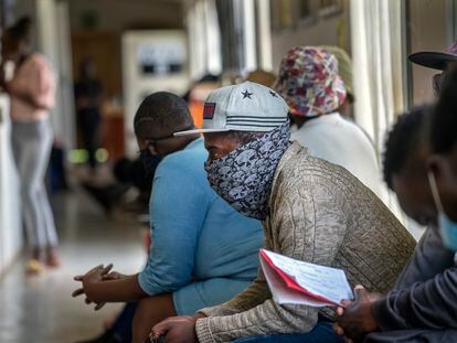 Voluntários aguardam em uma instalação de teste de vacina nos arredores de Joanesburgo, na África do Sul.