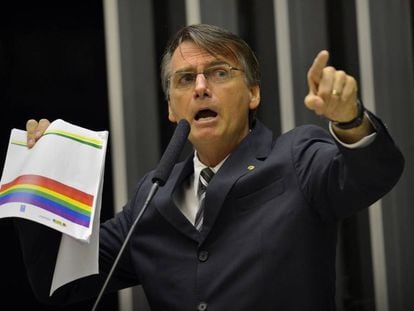 Bolsonaro protesta contra ’kit gay’ no plenário da Câmara.