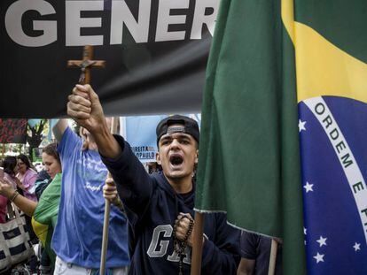 Um jovem protesta contra a feminista Judith Butler, o dia 8 de novembro passado em São Paulo.