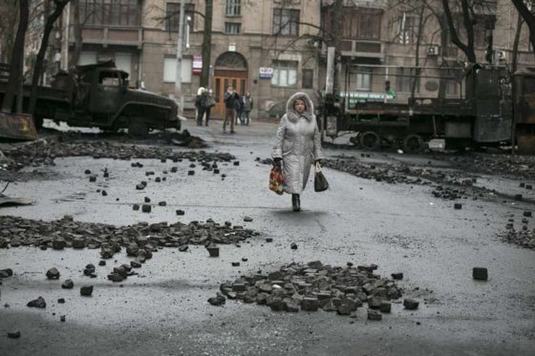 Uma mulher neste domingo em Kiev.