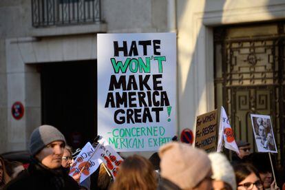 “O ódio não fará a América grande” (referindo-se ao slogan de Trump “Fazer a América grande outra vez”). Tirada em Paris.