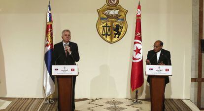 Moncef Marzouki (dir.) e Tomislav Nikolic no Palácio de Cartago da Tunísia.