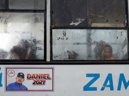 Propaganda política dopresidente da Nicarágua, Daniel Ortega, em um ônibus em Manágua.