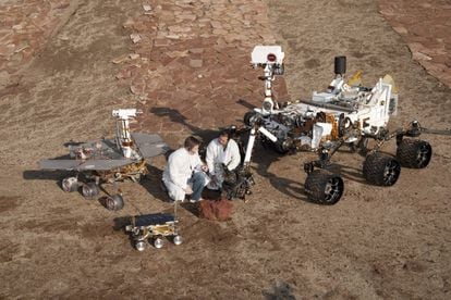 Uma réplica do ‘Opportunity’, à esquerda, junto a outras dos robôs ‘Pathfinder’ (abaixo) e ‘Curiosity’ (direita).