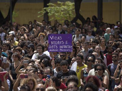 Manifestantes protestam contra assassinatos de Marielle Franco e Anderson Gomes diante da Câmara Municipal do Rio. 