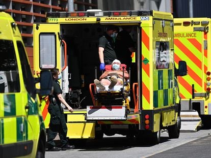 Um paciente de covid é levado ao Hospital Royal London, em junho.