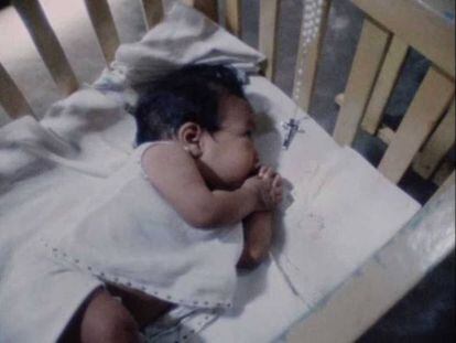 Fotograma do documentário sobre a “fazenda de bebês”