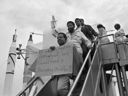 O Reverendo Ralph Abernathy, em primeiro plano, protesta em Cabo Canaveral contra o Programa Apollo, em 15 de julho de 1969.