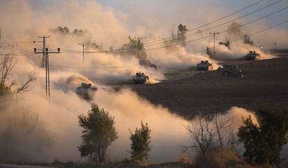 Tanques israelenses manobram nesta sexta-feira perto de Gaza.