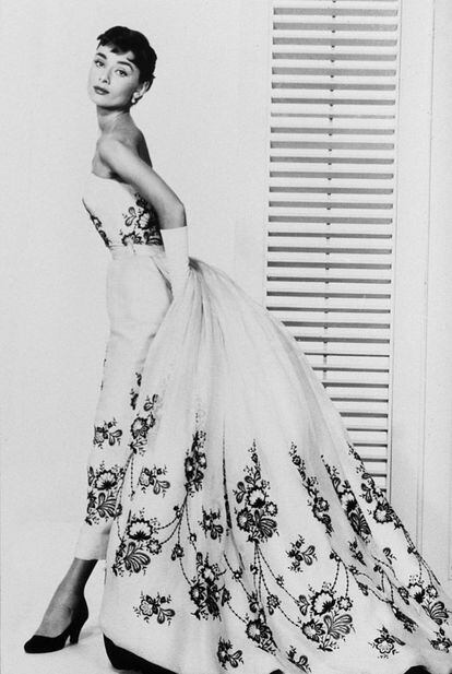 Em ‘Sabrina’ (Billy Wilder, 1954), o casal Edith Head e Hubert de Givenchy forjava um dos grandes ícones da moda e do estilo projetados da tela: Audrey Hepburn. Primeira colaboração entre o designer e a atriz que iniciava uma história de amor de alta costura e elegância.
