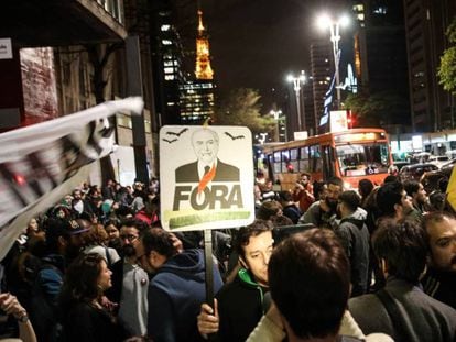 Manifestantes na Paulista contra Temer.