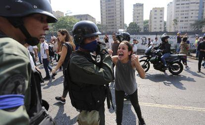 Uma mulher encoraja um soldado fiel a Guaidó durante as mobilizações.