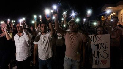 Pessoas seguram seus telefones celulares com o flash ligado em solidariedade às vítimas do massacre de El Paso (EUA), neste sábado em Ciudad Juárez (México).