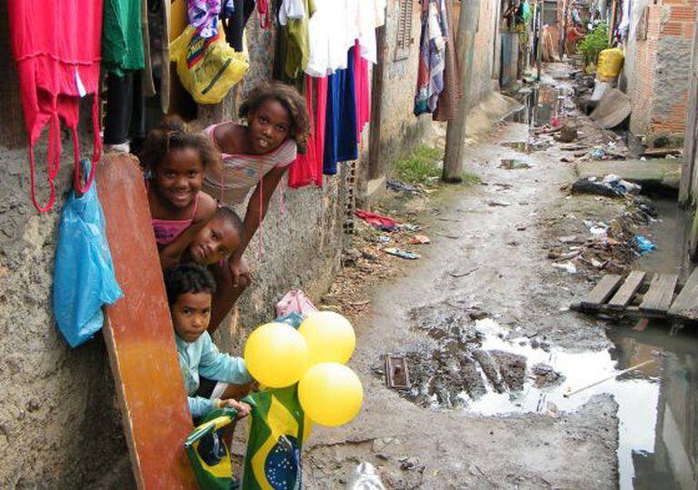 Crianças na favela do Mandela, Rio de Janeiro.