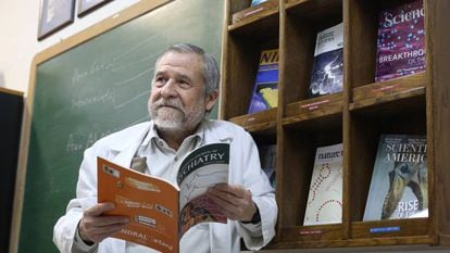 Francisco Mora em seu escritório na Faculdade de Medicina da Universidade Complutense.