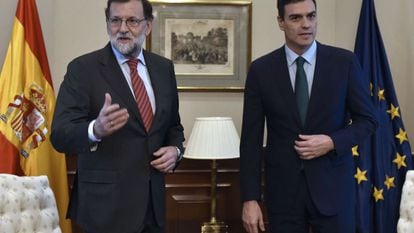 Mariano Rajoy e Pedro Sánchez, antes de seu breve encontro em uma sala do Congresso.