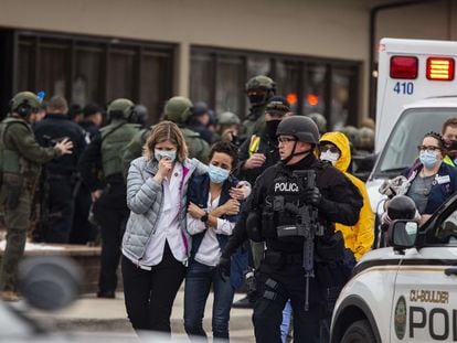 Funcionárias do supermercado deixam o local do massacre, nesta segunda-feira, em Boulder, Estado do Colorado (sudoeste dos EUA).