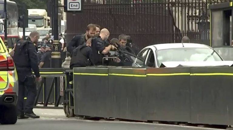 Momento da detenção do homem que colidiu contra as barreiras de segurança do Parlamento britânico, nesta terça-feira.