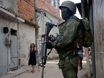 Fuzileiros navais participam de operação na favela Kelson’s, zona norte do Rio, em 20/2/18.
