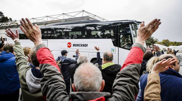 Um grupo de refugiados abandona o acampamento de Heumensoord en Nimega, Holanda.
