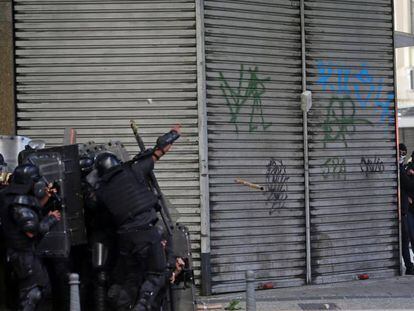 Policiais militares e manifestantes se enfrentaram em frente à Alerj, no centro do Rio de Janeiro, nesta quinta-feira. 