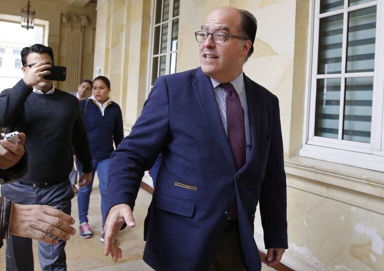 O deputado opositor venezuelano Julio Borges a sua chegada ao Congresso de Bogotá, Colômbia, nesta quarta-feira.