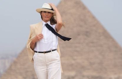 Melania Trump em 6 de outubro durante visita às pirâmides do Egito.