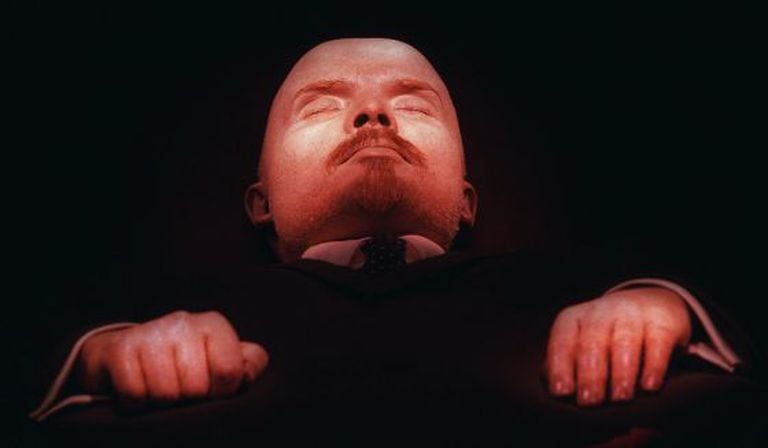 O corpo embalsamado de Lênin, na tumba.