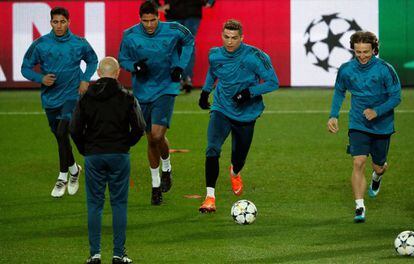 Jogadores do Real Madrid treinam às vésperas do jogo contra o PSG no estádio Parc des Princes de Paris.