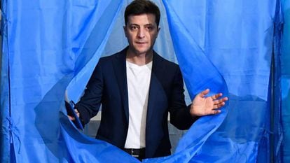Volodímir Zelenski, em um colégio eleitoral de Kiev, neste domingo.