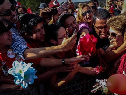 Dilma é abraçada por militantes em frente ao Palácio da Alvorada.